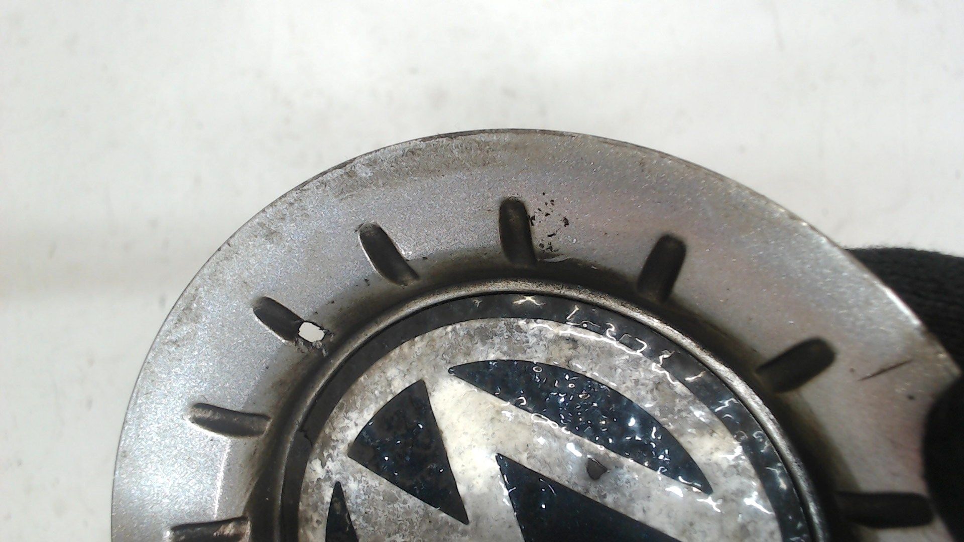 Б/У ориг. 6k0601149l Колпачок литого диска Volkswagen Polo 2001-2005, царапины, дефект покрытия by3c7944783 Б/У запчасти