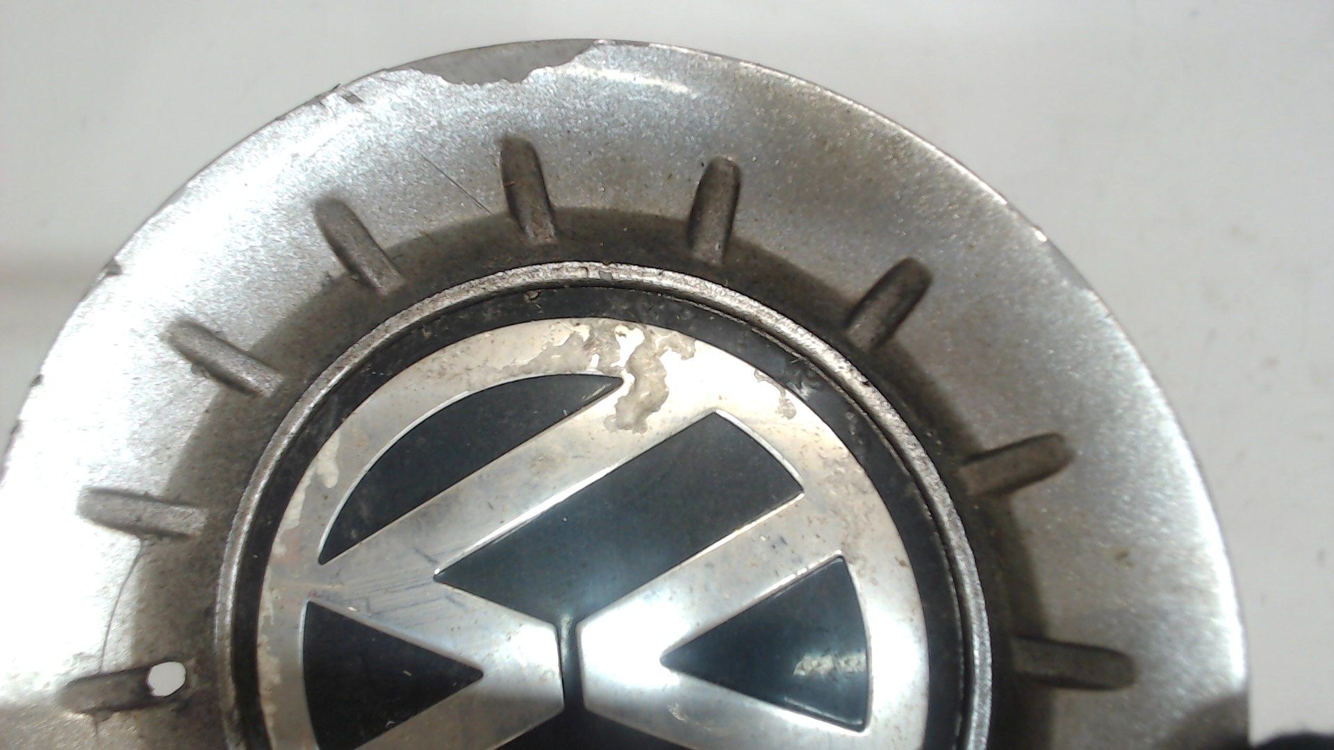 Б/У ориг. 6k0601149l Колпачок литого диска Volkswagen Polo 2001-2005, царапины, дефект покрытия by3c7945569 Б/У запчасти