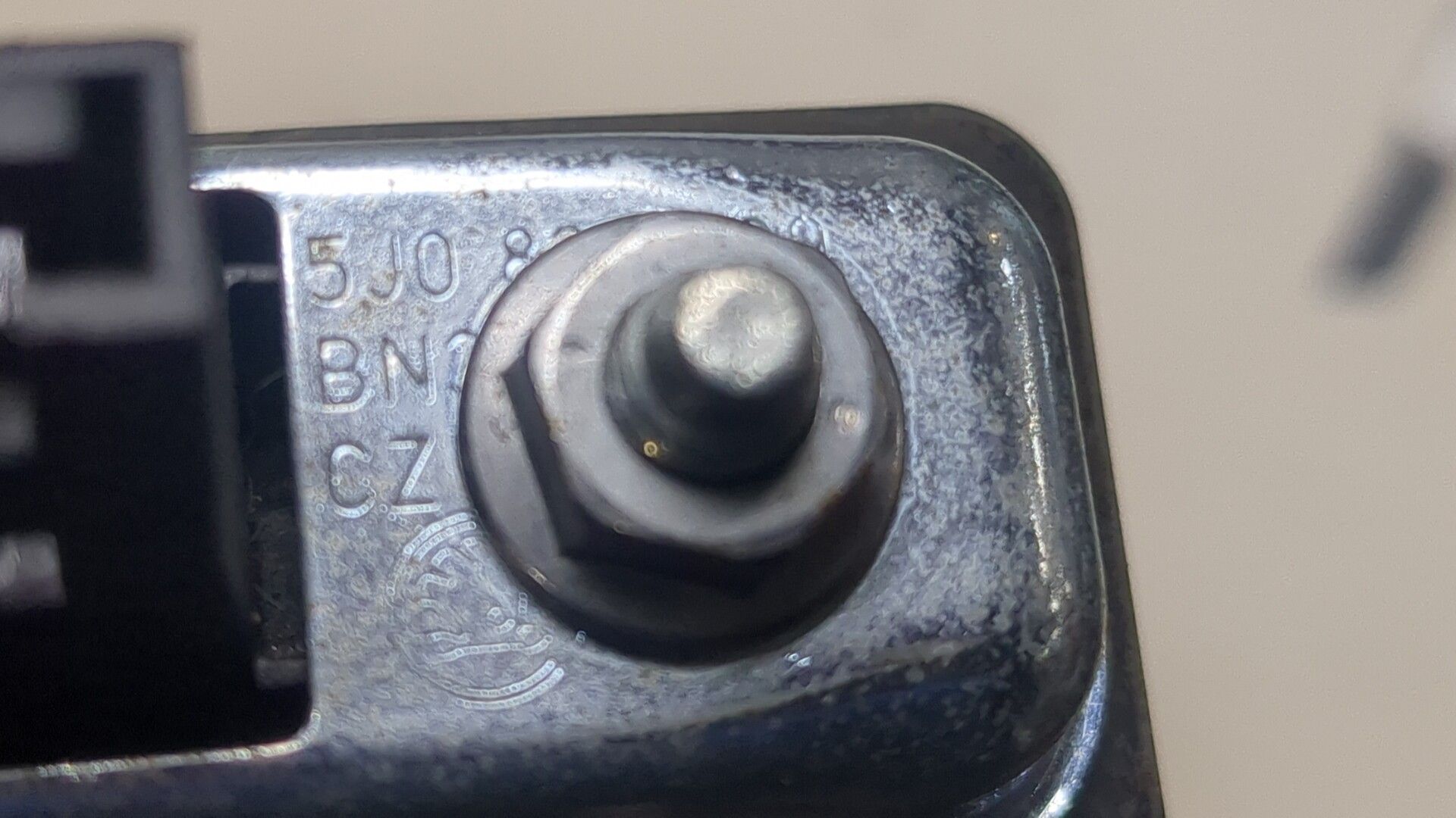 Б/У ориг. 5J0827566E Кнопка открывания багажника Skoda Fabia 2010-2014, by3c8939892 Б/У запчасти