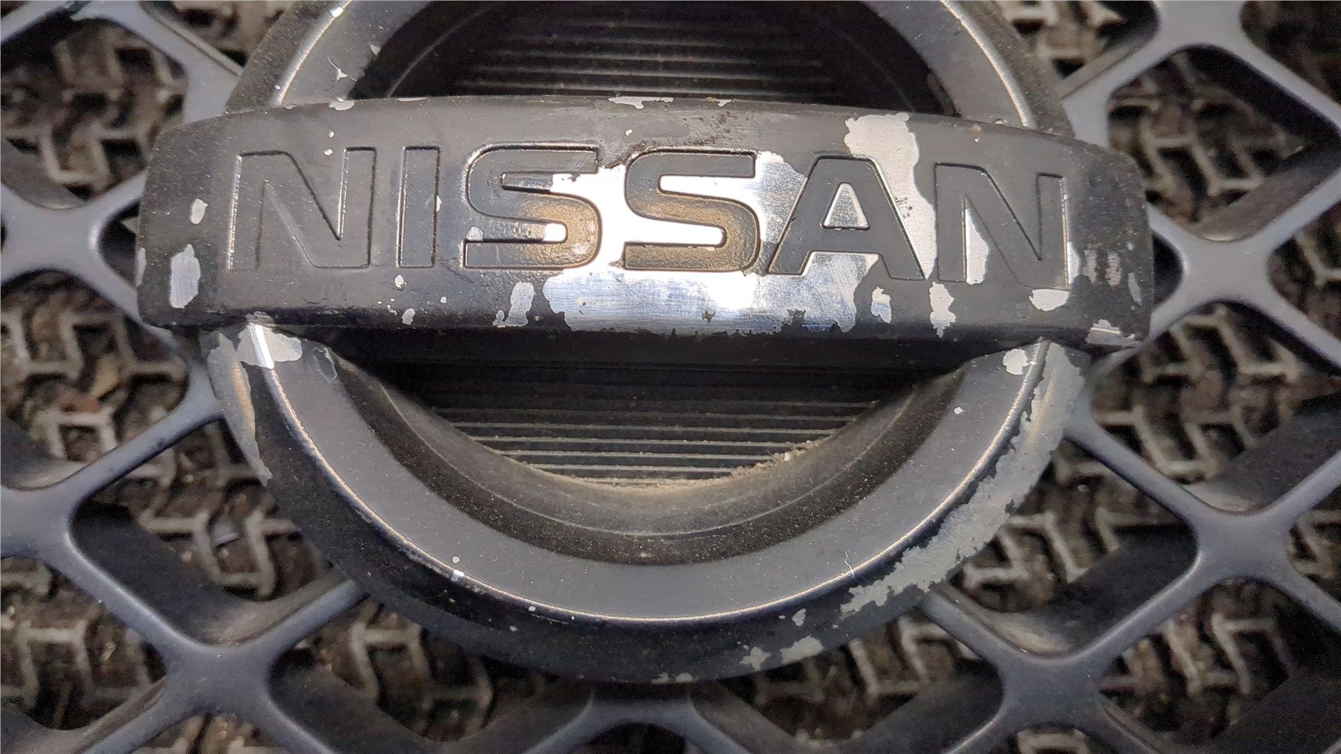 Б/У ориг. 62310EB400 Решетка радиатора Nissan Navara 2005-2015, царапины, дефект покрытия by3c8036618 Б/У запчасти