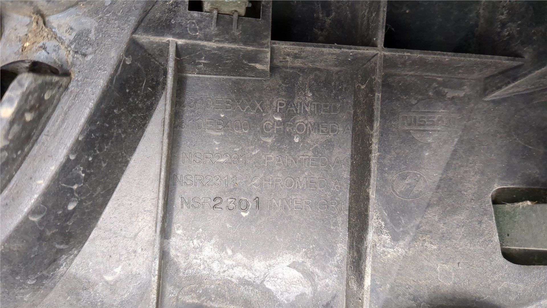 Б/У ориг. 62310EB400 Решетка радиатора Nissan Navara 2005-2015, царапины, дефект покрытия by3c8036618 Б/У запчасти