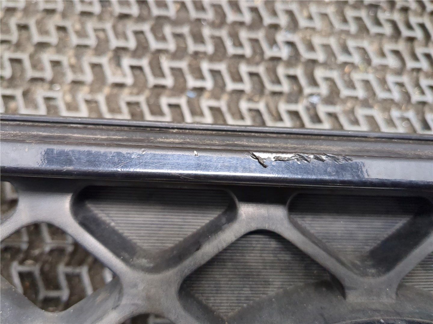 Б/У ориг. 62310EB400 Решетка радиатора Nissan Navara 2005-2015, дефект креплений, царапины by3c8097834 Б/У запчасти