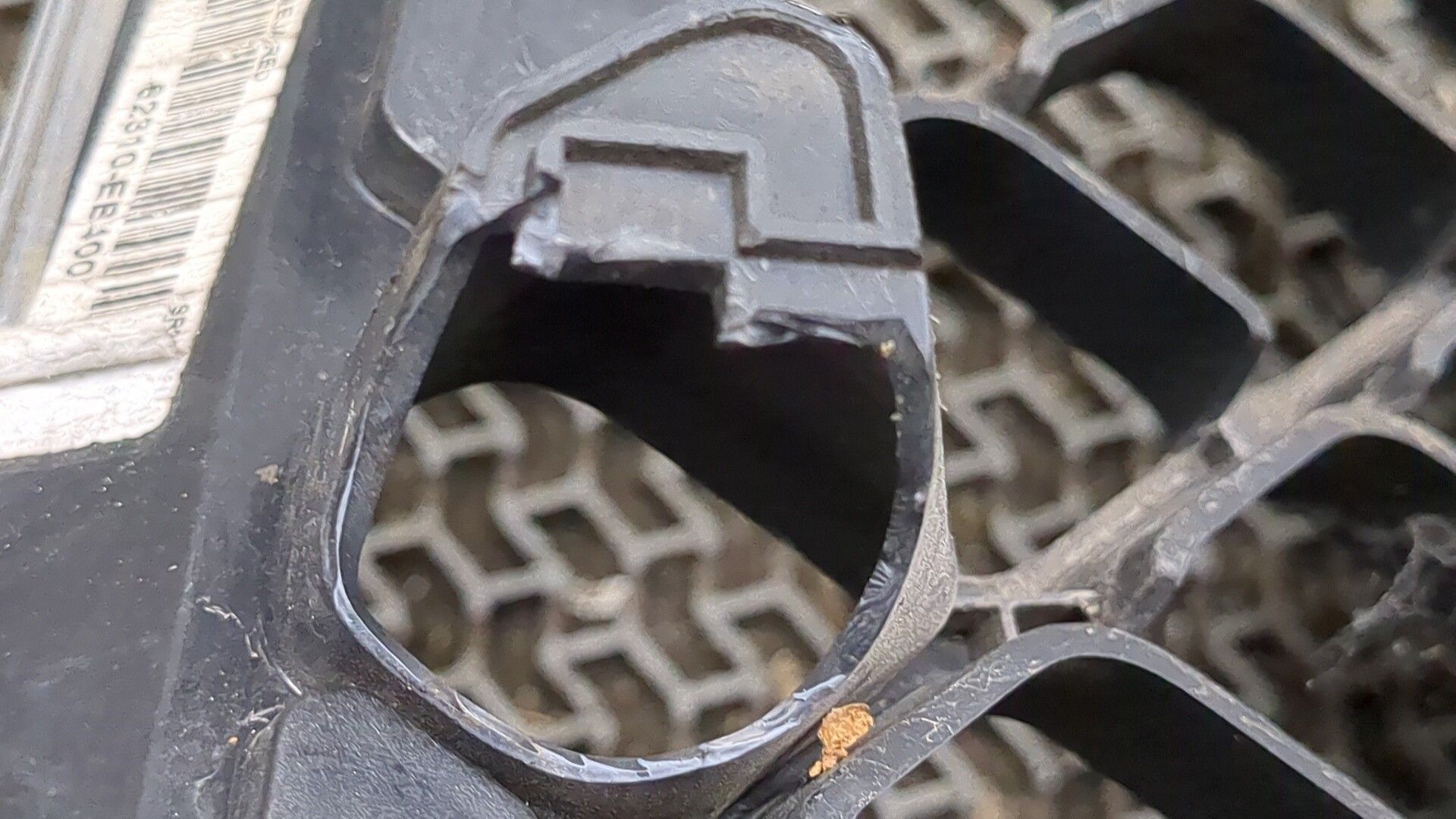 Б/У ориг. 62310eb400 Решетка радиатора Nissan Navara 2005-2015, дефект креплений, царапины by3c8230544 Б/У запчасти