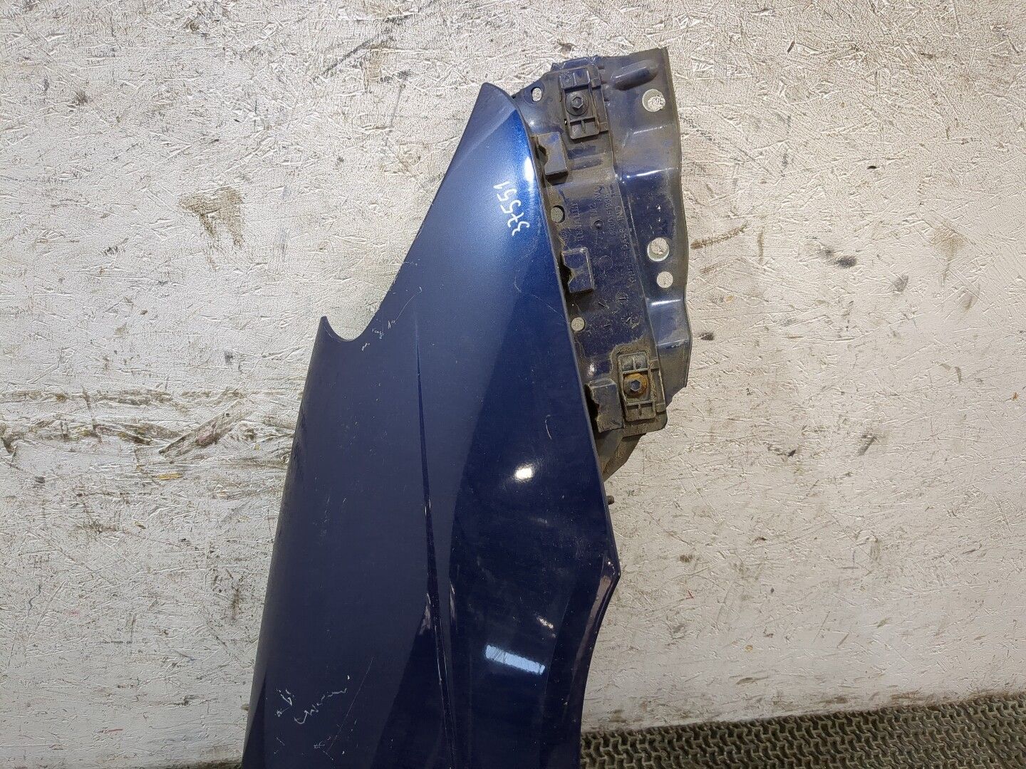 Б/У ориг. 7700844960 Крыло Renault Scenic 1996-2002, дефект креплений, царапины by3c8303446 Б/У запчасти