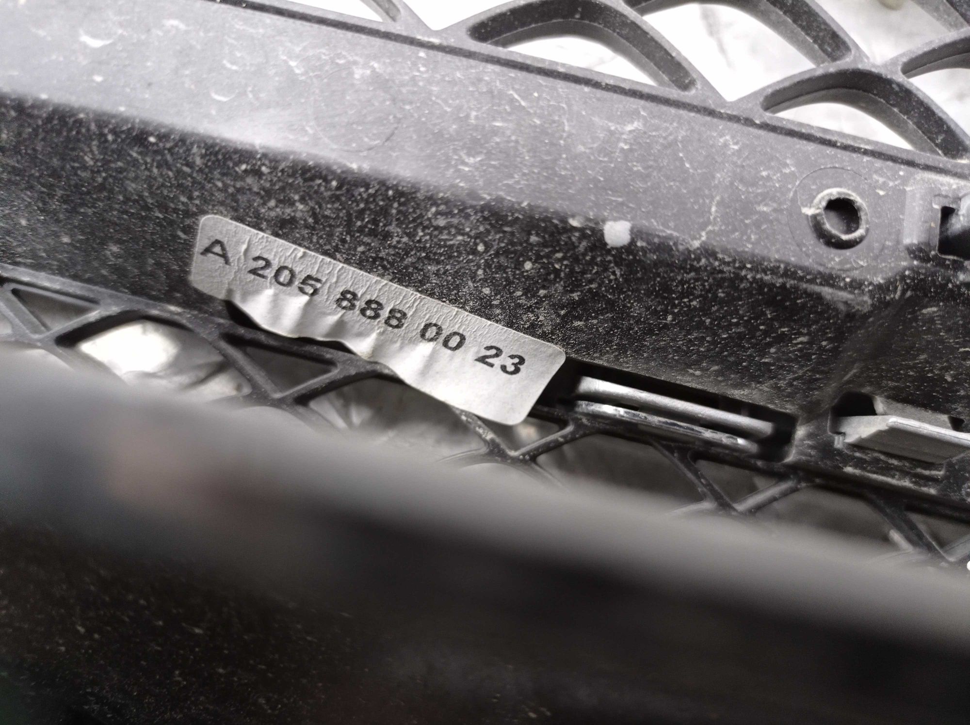 Б/У ориг. 2058880023 Решетка радиатора Mercedes C W205 2014-2018, by3c90219307 Б/У запчасти
