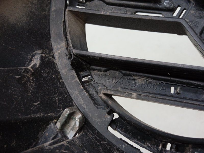 Б/У 6RU853653 Решетка радиатора Volkswagen Polo 2015 , Произ-ль - VAG, до 2015 года, дефект, Фольксв by7c171773 Б/У запчасти