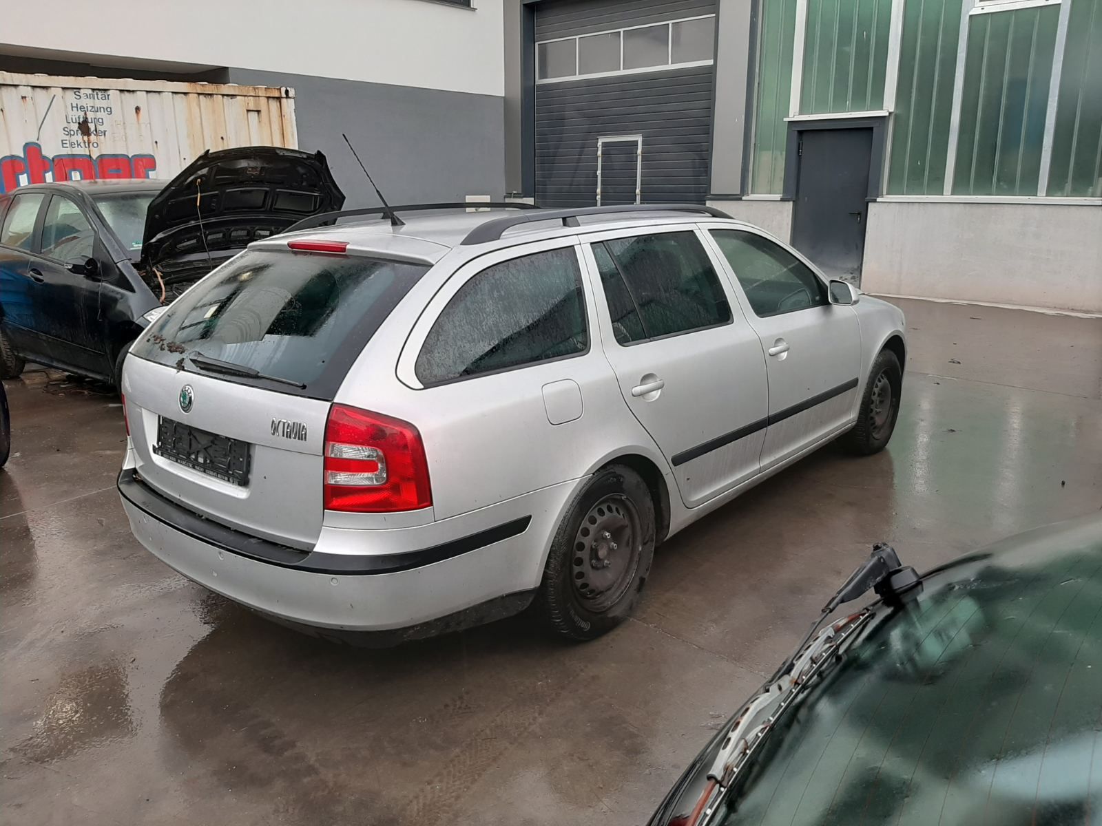 Б/У 1Z5827302D Петля крышки (двери) багажника Octavia 1Z (2004-2013) R  Проверочный срок устанавлива BY9A814924 Б/У запчасти