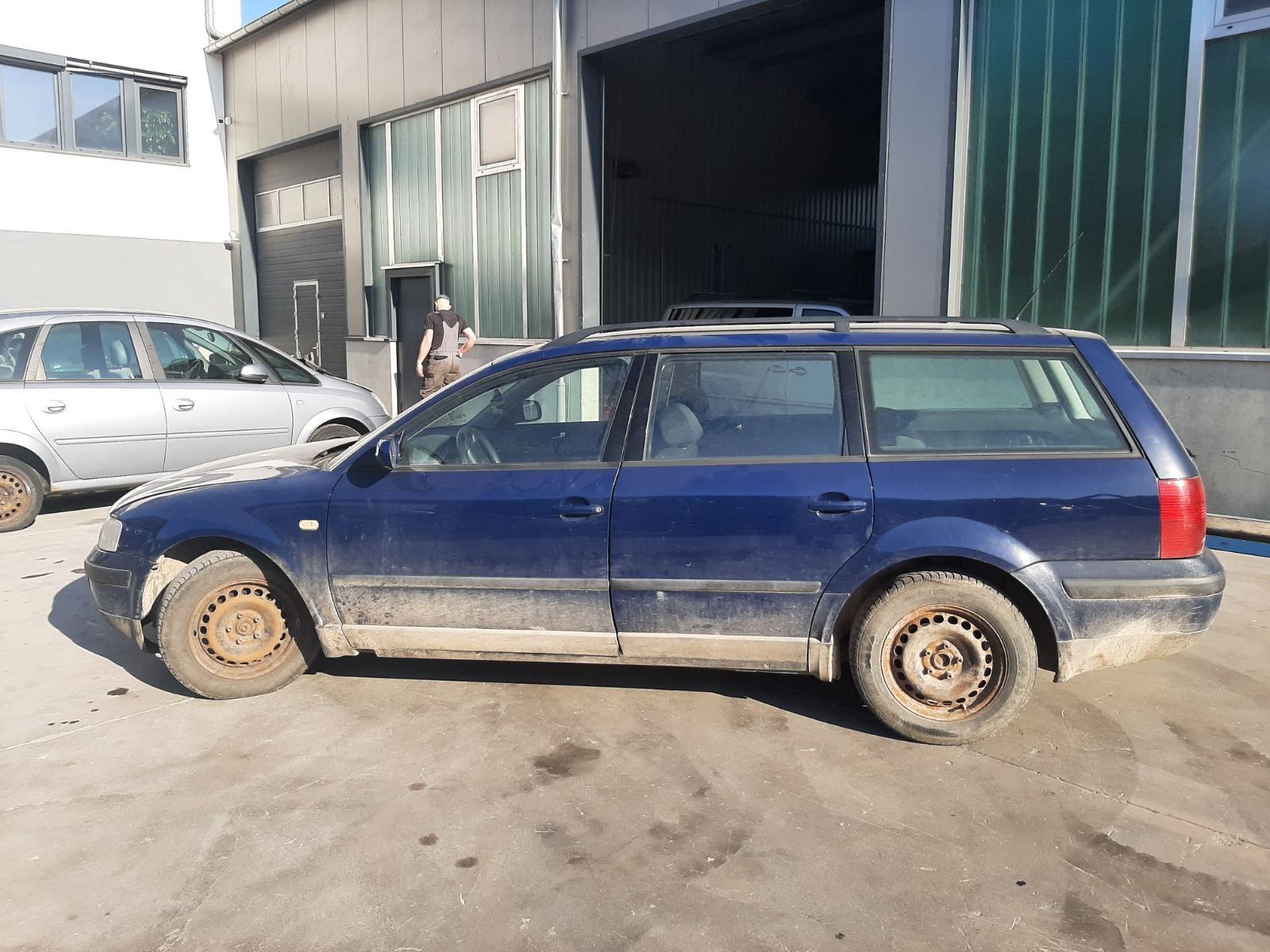 Б/У 3B0953235D Кнопка аварийной сигнализации Volkswagen Passat 5 (1996-2000)  Проверочный срок устан bu6a1851005 Б/У запчасти