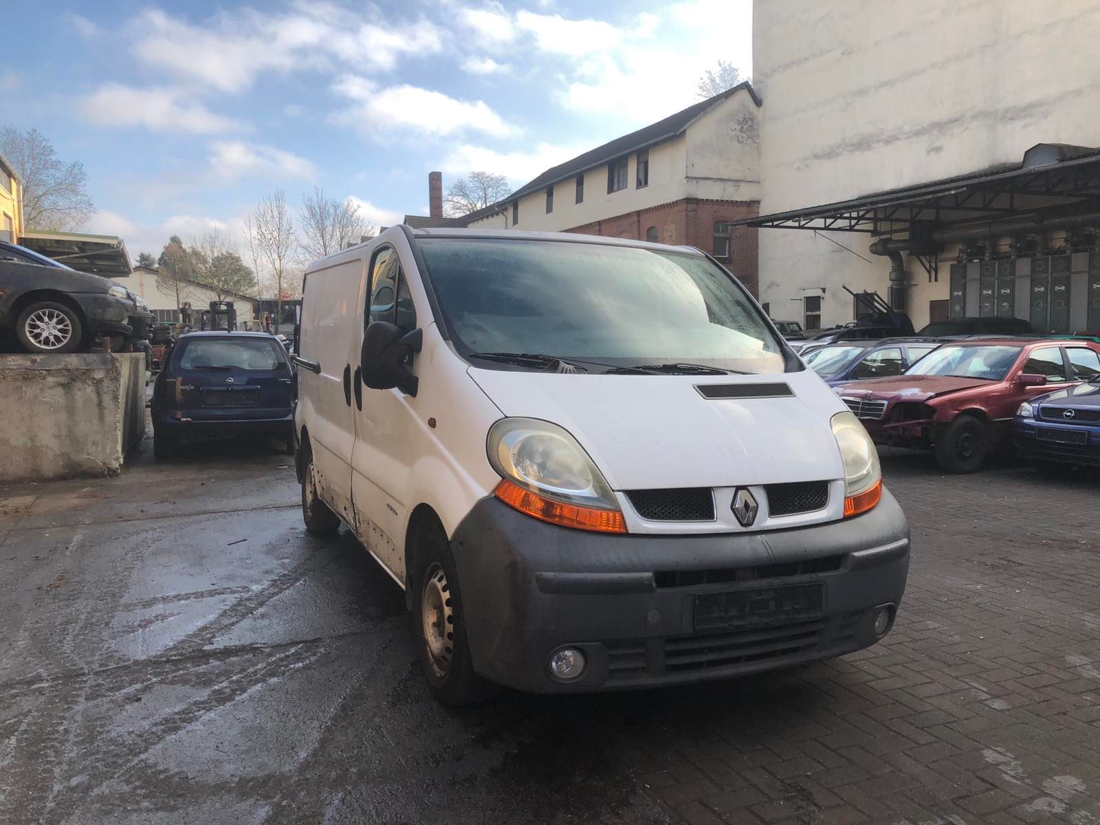 Б/У 8200201457 Накладка (клык) бампера правый Renault Trafic 2 (2001-2014) царапины , + фонарь bu6a2118111 Б/У запчасти