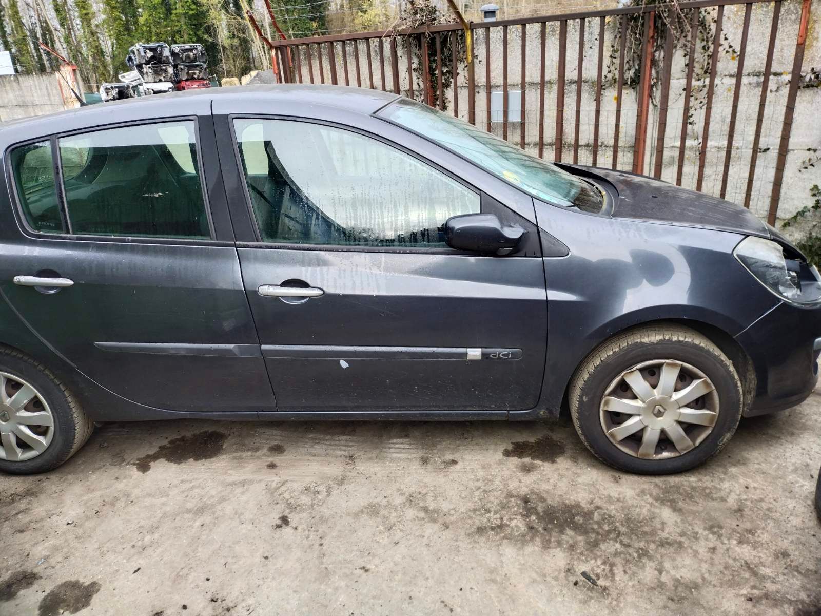 Б/У 844003028R Петля крышки (двери) багажника Renault Clio 3 (2005-2012) левая bu6a2002669 Б/У запчасти