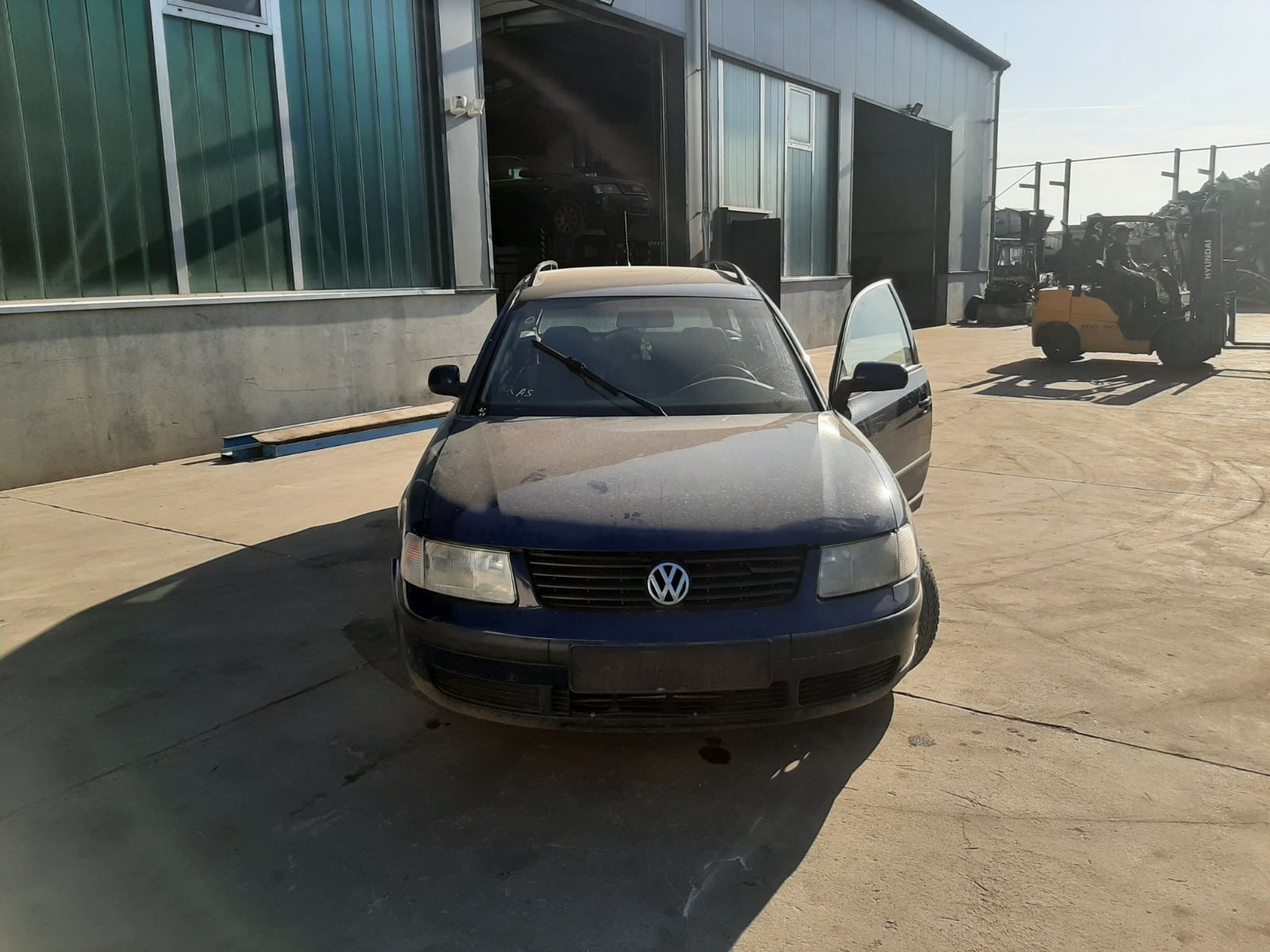 Б/У 3B0953235D Кнопка аварийной сигнализации Volkswagen Passat 5 (1996-2000)  Проверочный срок устан bu6a1851005 Б/У запчасти