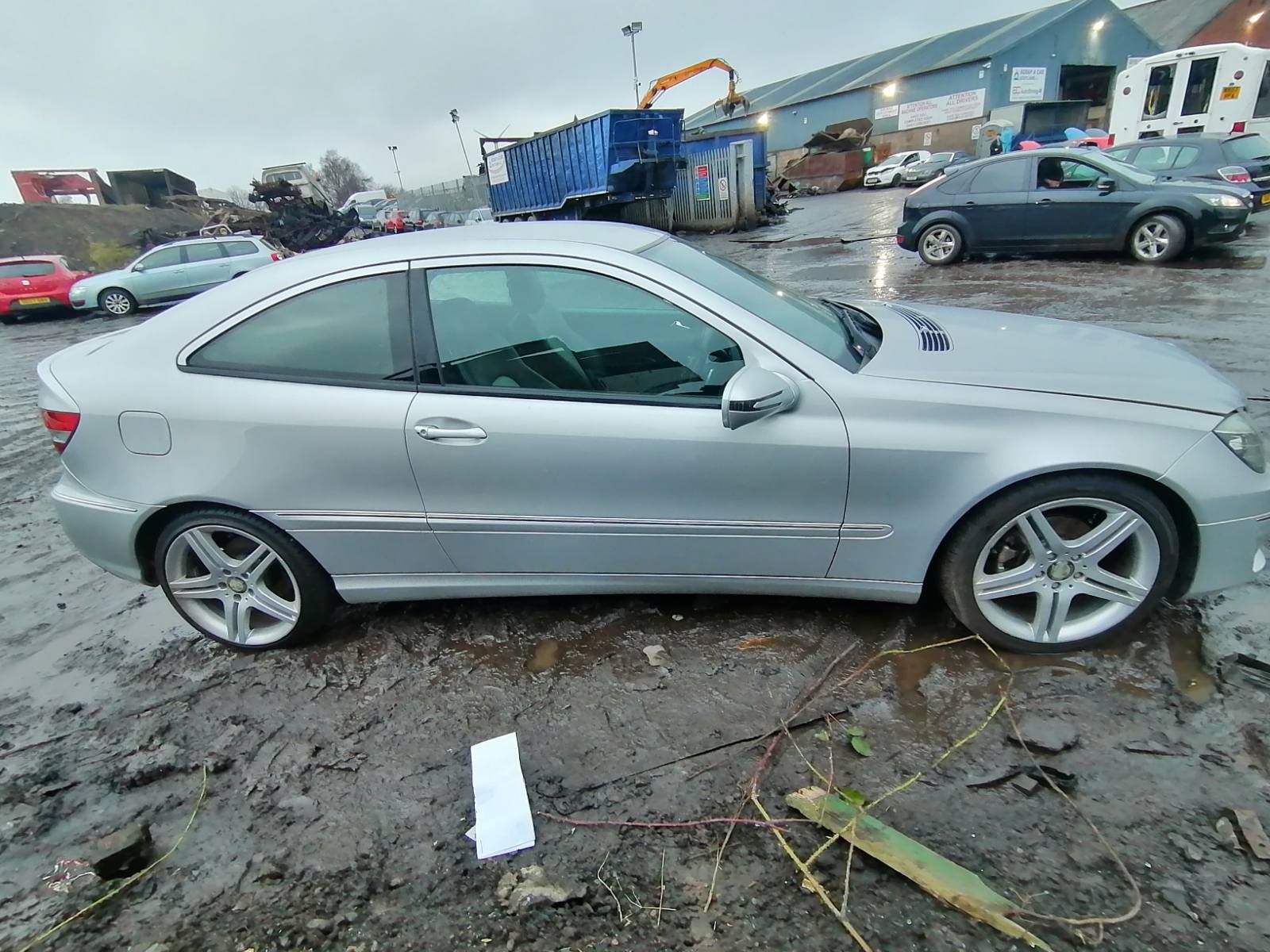 Б/У A2038800428 Петля капота правая Mercedes CLC (CL203) (2008-2011)  Пров�ерочный срок устанавливает bu6a1426528 Б/У запчасти