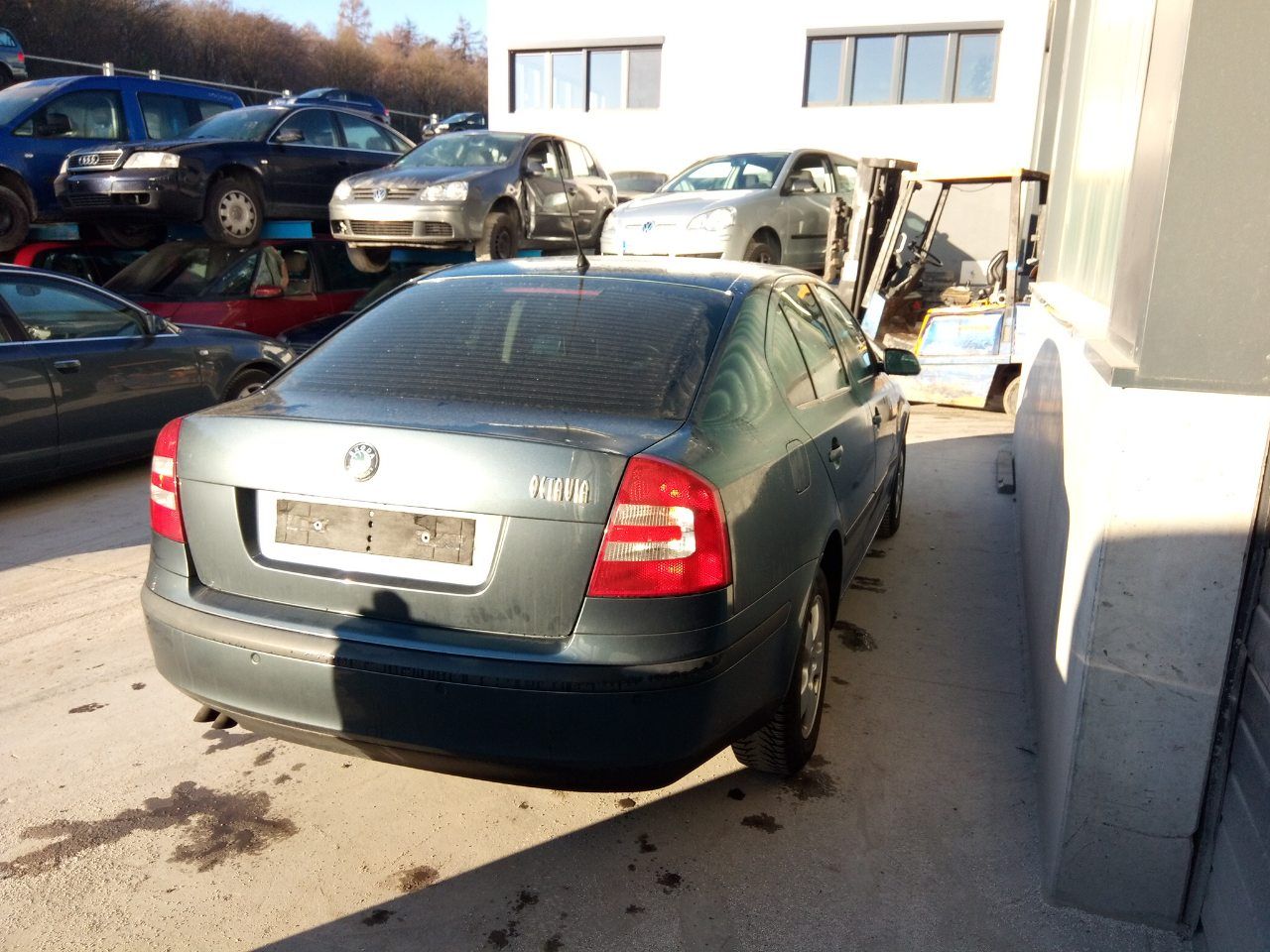 Б/У 1Z5827302D Петля крышки (двери) багажника Skoda Octavia 1Z (2004-2013) R bu6a421828 Б/У запчасти