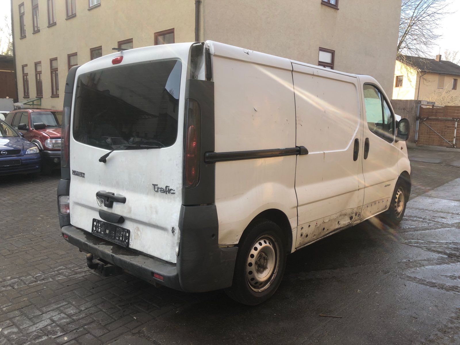 Б/У 8200201457 Накладка (клык) бампера правый Renault Trafic 2 (2001-2014) царапины , + фонарь bu6a2118111 Б/У запчасти