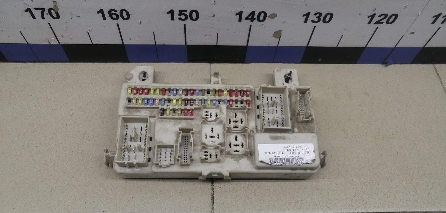 Б/У 2027109 Блок предохранителей FORD Focus II 2008-2011  салонный by7a260498 Б/У запчасти